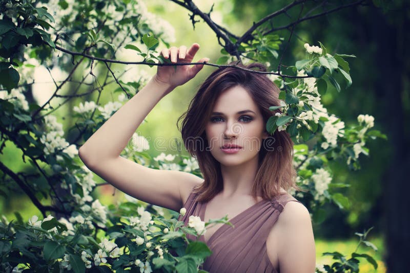 Foto da forma da mulher bonita na mola imagem de stock Foto da forma da mulher bonita na mola imagem de stock