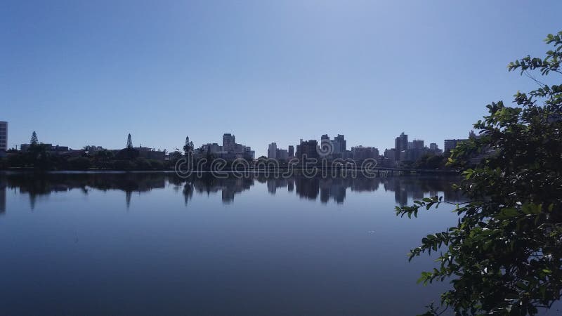 Foto da lagoa do violao. cidade de torres rio grande do sul. azul.