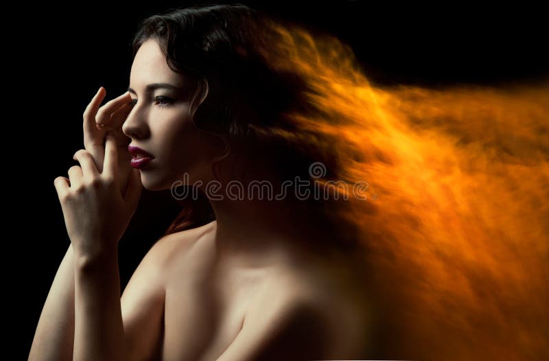 Foto da mulher bonita com cabelo impetuoso fotos de stock royalty free Foto da mulher bonita com cabelo impetuoso fotos de stock royalty free