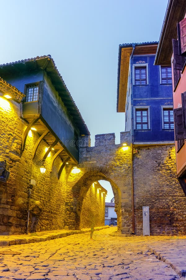 Download Foto Da Noite De Houes Velhos E Entrada Antiga Da Fortaleza Da Cidade Velha De Plovdiv, Bulgária Imagem de Stock - Imagem de casas, europa: 65578465