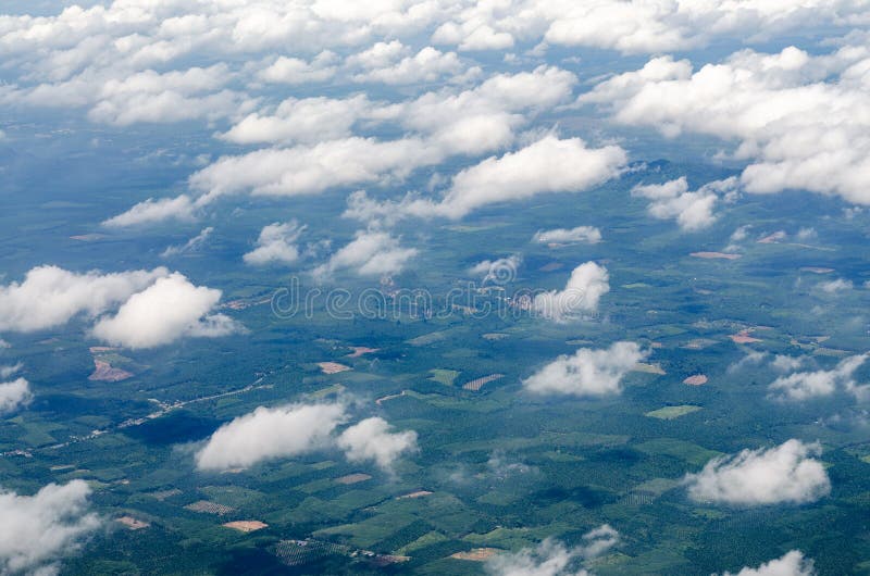 Foto da vista superior do avião que negligencia as nuvens, o campo de milho imagens de stock royalty free Foto da vista superior do avião que negligencia as nuvens, o campo de milho imagens de stock royalty free