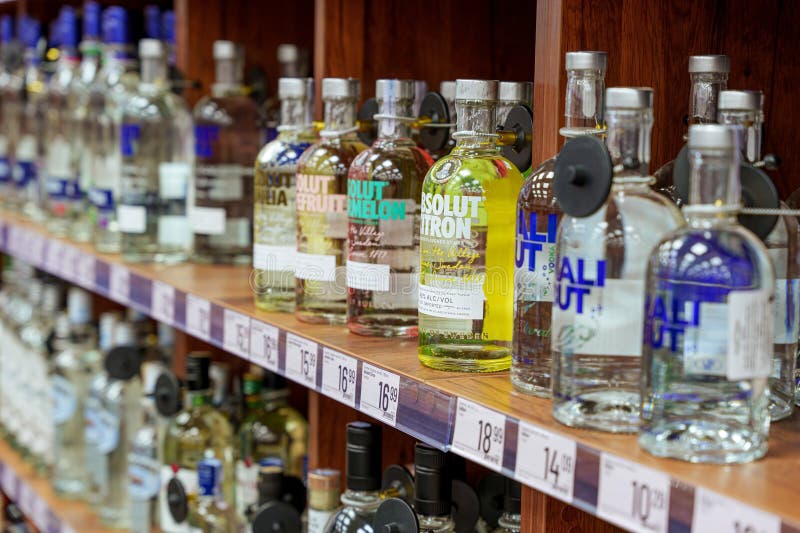 Garrafas de vodka da marca Absolut numa prateleira de supermercado na secção de bebidas fotografia de stock royalty free