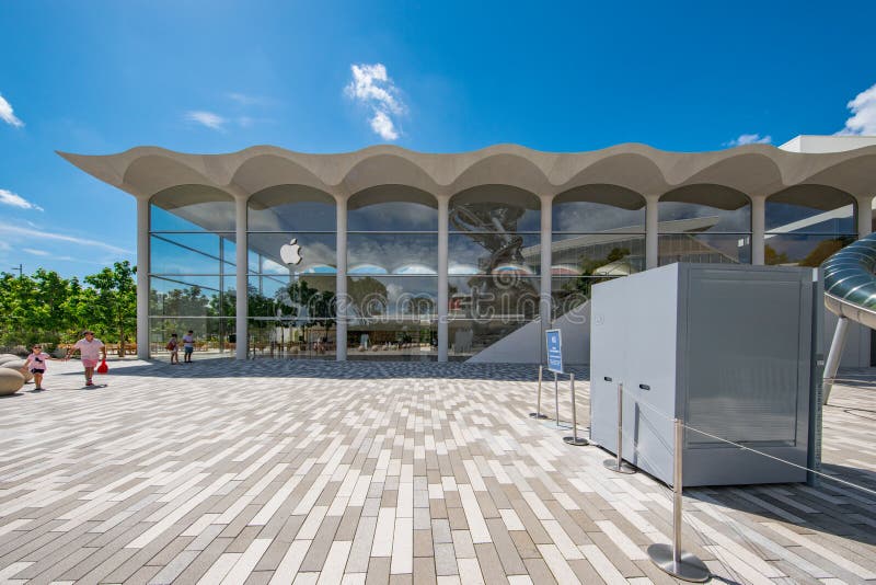 Apple Store Lincoln Road editorial image. Image of retail - 60433195