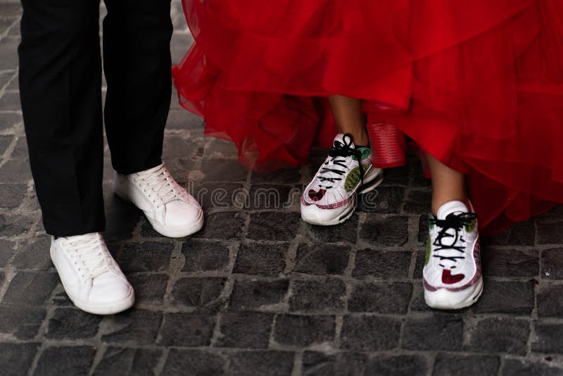 Foto De Clausura De Piernas De Hombre Y Mujer Con Pantalones De Vestir Rojos Y Zapatos Elegantes De Pareja Besándose Durante La Ci Foto de archivo - Imagen de floral, tenencia: 184648138 Foto De Clausura De Piernas De Hombre Y Mujer Con Pantalones De Vestir Rojos Y Zapatos Elegantes De Pareja Besándose Durante La Ci Foto de archivo - Imagen de floral, tenencia: 184648138