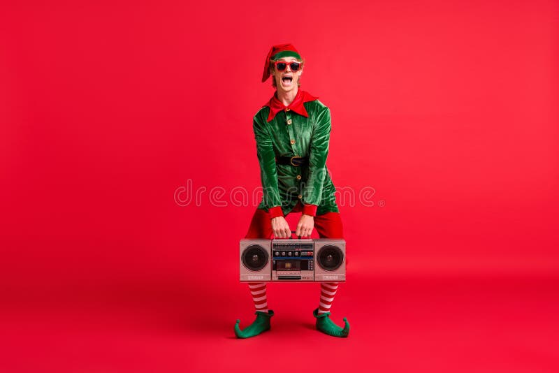 Foto de cuerpo completo de la loca caja de boom del elfo en la fiesta de navidad usando disfraces aislados sobre fondo de color br
