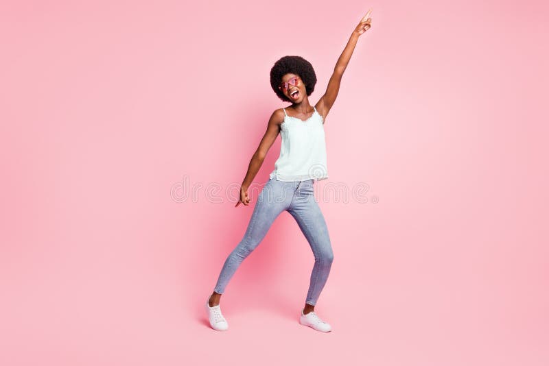 Foto De Cuerpo Completo De Una Persona Positiva Del Pelo Rizado De Fiesta De La Agradable Mesa De Escritorio Azul Aislado En El Fo Imagen de archivo - Imagen de vaqueros, modelo: Foto De Cuerpo Completo De Una Persona Positiva Del Pelo Rizado De Fiesta De La Agradable Mesa De Escritorio Azul Aislado En El Fo Imagen de archivo - Imagen de vaqueros, modelo: