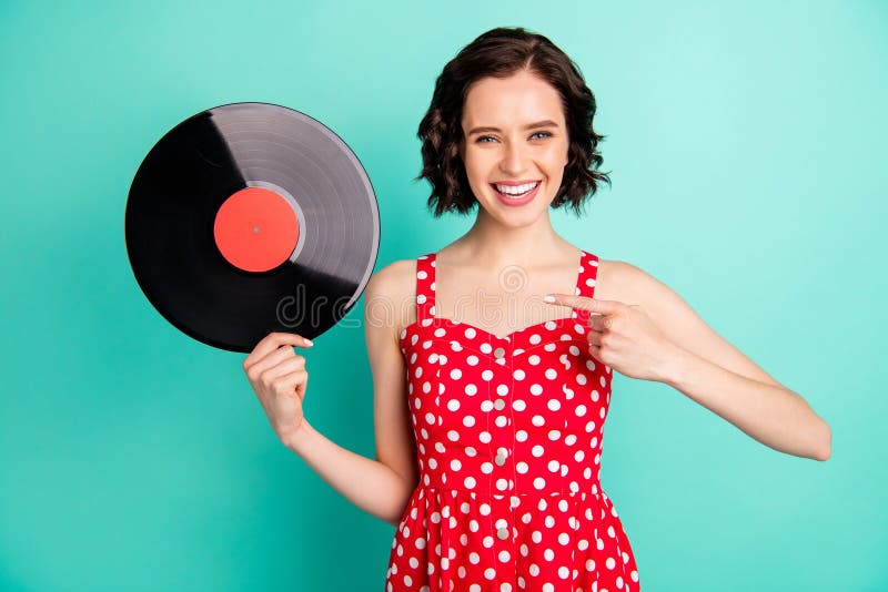 Foto de encantar a menina bonito agradável bonita maravilhosa fresca que guarda a placa do vinil e surpreendente que tal material imagens de stock Foto de encantar a menina bonito agradável bonita maravilhosa fresca que guarda a placa do vinil e surpreendente que tal material imagens de stock