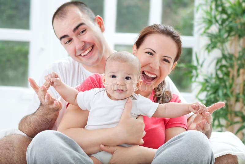 Foto de familia sonriente feliz de Fuuny foto de archivo libre de regalías Foto de familia sonriente feliz de Fuuny foto de archivo libre de regalías
