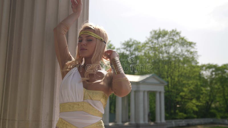 Foto De Fantasía Con Una Anciana Diosa Griega Mujer Rubia Está Vestida Como Afrodita Metrajes - Vídeo de griego, arte: 223054390 Foto De Fantasía Con Una Anciana Diosa Griega Mujer Rubia Está Vestida Como Afrodita Metrajes - Vídeo de griego, arte: 223054390