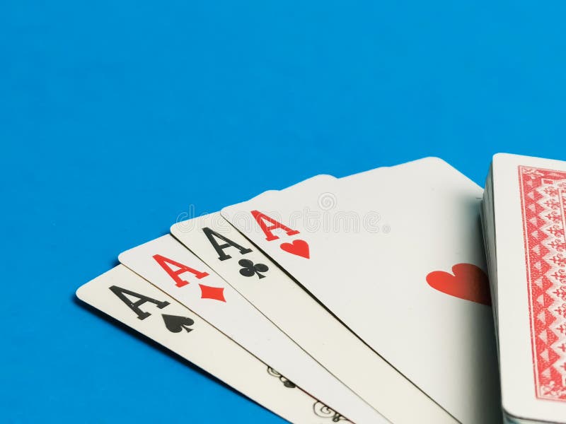 Um Baralho De Cartas De Jogo No Fundo Azul Clássico. Foto Royalty Free,  Gravuras, Imagens e Banco de fotografias. Image 182717157