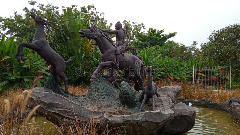 Foto, 15 de junio de 2019, Taman Legenda, TMII, Yakarta Oriental, Indonesia, Estatua de Raden / PrÃncipe Panji, Caballo en bicicl fotos de archivo Foto, 15 de junio de 2019, Taman Legenda, TMII, Yakarta Oriental, Indonesia, Estatua de Raden / PrÃncipe Panji, Caballo en bicicl fotos de archivo