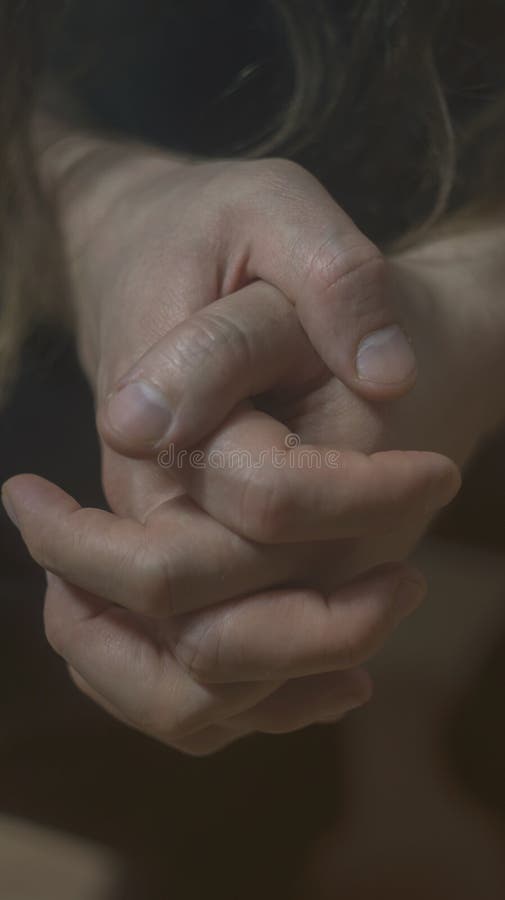 Foto de la depresión de la psicosis de la salud mental Las manos del primer se encogen de los nervios Entonando, foco oscuro, sel imagenes de archivo Foto de la depresión de la psicosis de la salud mental Las manos del primer se encogen de los nervios Entonando, foco oscuro, sel imagenes de archivo