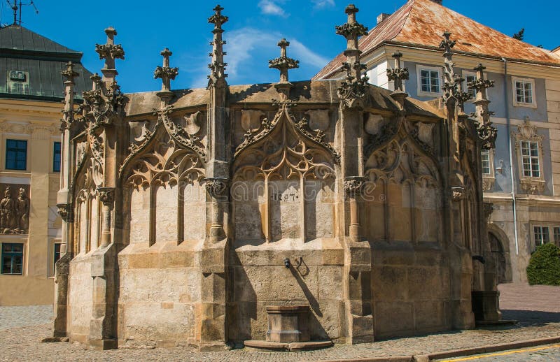 Foto de la fuente de piedra gótica vieja en el centro histórico de Kutna Hora foto de archivo libre de regalías Foto de la fuente de piedra gótica vieja en el centro histórico de Kutna Hora foto de archivo libre de regalías