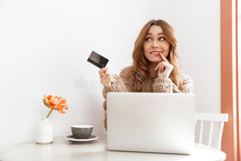 Foto de la mujer morena adorable 20s en el pensamiento del suéter y HOL imagen de archivo libre de regalías Foto de la mujer morena adorable 20s en el pensamiento del suéter y HOL imagen de archivo libre de regalías