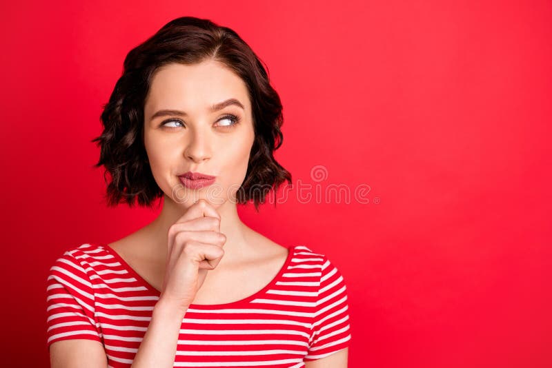 Foto de la señora pensativa que piensa sobre su plan en funcionar con rato de fuera aislada con el fondo rojo foto de archivo libre de regalías