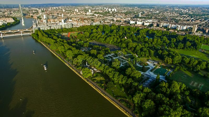Foto de la visión aérea del río y del parque Chelsea Bridge de Londres de Battersea fotografía de archivo Foto de la visión aérea del río y del parque Chelsea Bridge de Londres de Battersea fotografía de archivo