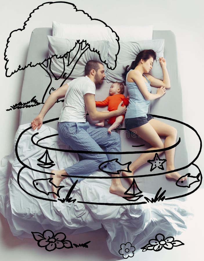 Foto de la visión superior del hombre joven que duerme en una cama blanca grande y sus sueños imagenes de archivo Foto de la visión superior del hombre joven que duerme en una cama blanca grande y sus sueños imagenes de archivo