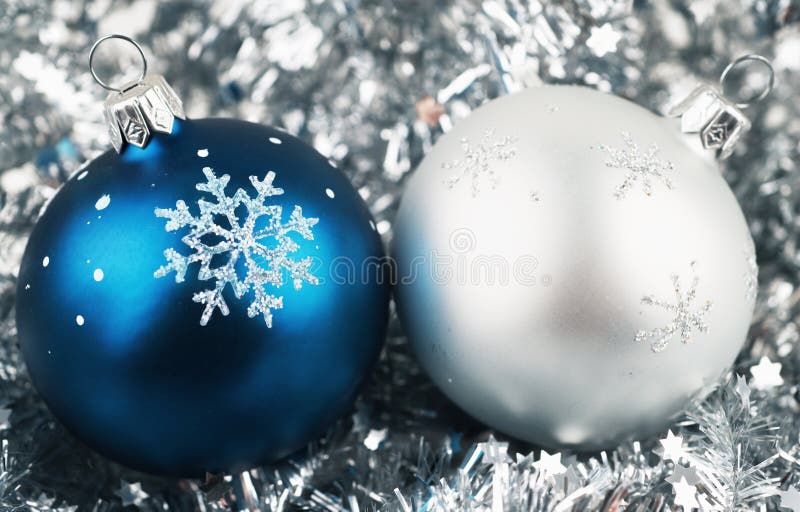 Foto De Las Bolas De La Navidad Sobre La Plata Imagen de archivo