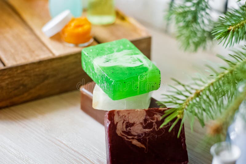 Foto de los cuartos de baño, tratamientos del balneario Botellas transparentes, lufa, pedazos de jabón, sales de baño, velas como foto de archivo libre de regalías Foto de los cuartos de baño, tratamientos del balneario Botellas transparentes, lufa, pedazos de jabón, sales de baño, velas como foto de archivo libre de regalías