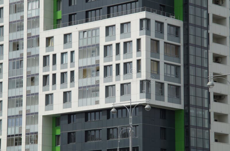 Foto de los fragmentos de nuevos edificios en la calle Tatishchev foto de archivo Foto de los fragmentos de nuevos edificios en la calle Tatishchev foto de archivo