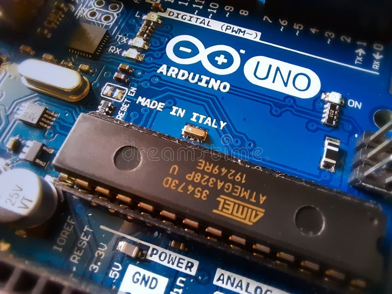 Foto de macro de cierre de la placa de circuito de arduino uno y del micro controlador imagen de archivo libre de regalías