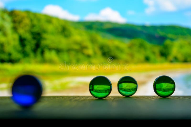 Foto de muchas bolas de cristal en el tablero de madera en fondo borroso fotografía de archivo libre de regalías Foto de muchas bolas de cristal en el tablero de madera en fondo borroso fotografía de archivo libre de regalías