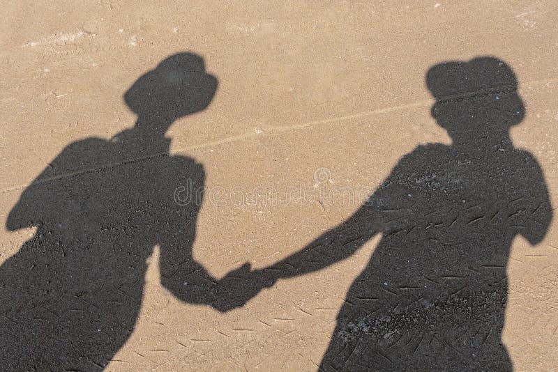 Foto De Sombras Grises En La Arena Amarilla De Una Joven Pareja En La Playa En Verano, Hombre Y Mujer Enamorado De La Mano Foto de archivo - Imagen de pares, playa: Foto De Sombras Grises En La Arena Amarilla De Una Joven Pareja En La Playa En Verano, Hombre Y Mujer Enamorado De La Mano Foto de archivo - Imagen de pares, playa: