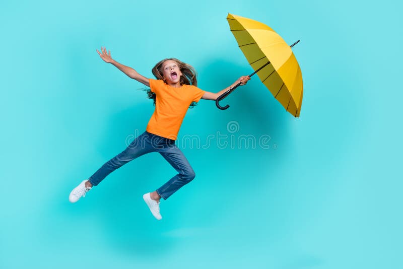 Foto Do Corpo Inteiro De Duas Pessoas Engraçadas E Loucas Moça Saltando De  Mãos Altas Rejubilando O Jogo De Futebol Vestindo Azul Foto de Stock -  Imagem de amigos, data: 166299954