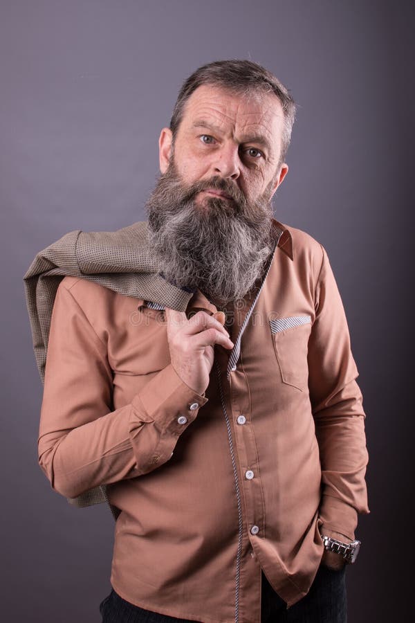 Foto de um ancião mal-humorado irritado que olha desagradado muito Homem masculino com a barba longa em sua cara Feche acima da f imagens de stock royalty free Foto de um ancião mal-humorado irritado que olha desagradado muito Homem masculino com a barba longa em sua cara Feche acima da f imagens de stock royalty free