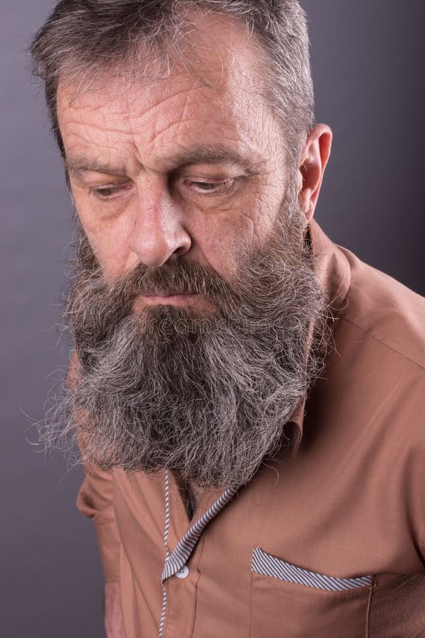 Foto de um ancião mal-humorado irritado que olha desagradado muito Homem masculino com a barba longa em sua cara Feche acima da f imagens de stock royalty free Foto de um ancião mal-humorado irritado que olha desagradado muito Homem masculino com a barba longa em sua cara Feche acima da f imagens de stock royalty free