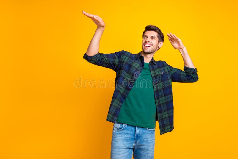 Foto de um dançarino maluco de cara legal convidando amigos para dançar o chão usando camisa casual vestida cor amarela isolada fotos de stock royalty free Foto de um dançarino maluco de cara legal convidando amigos para dançar o chão usando camisa casual vestida cor amarela isolada fotos de stock royalty free