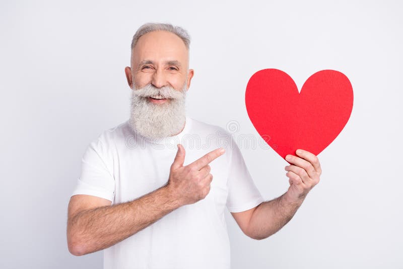 A arte dos dedos da família celebra o natal. conceito de grupo de pessoas  sorrindo em chapéus de ano novo.