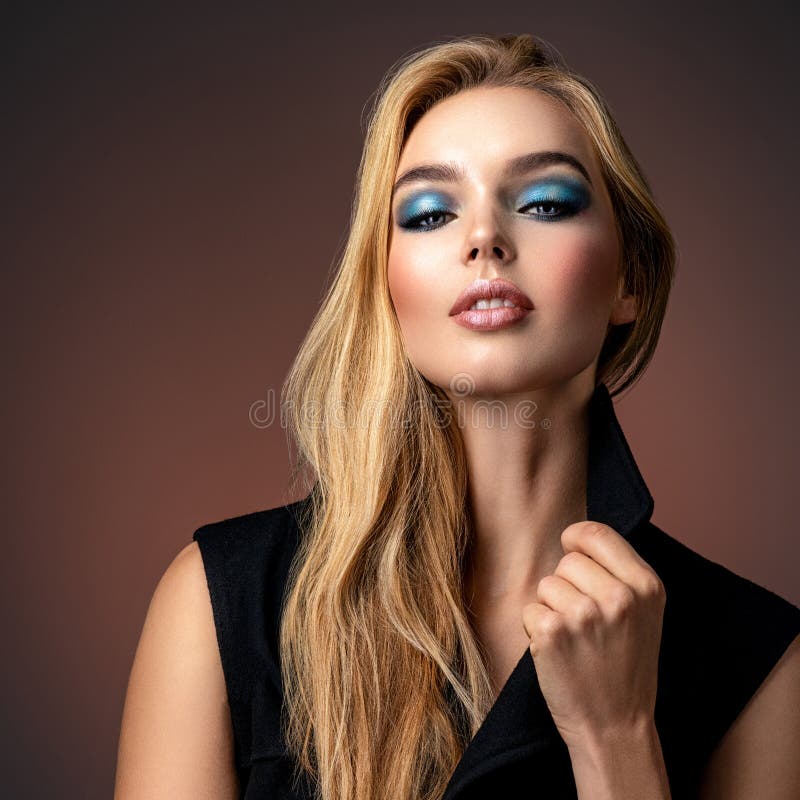 Foto De Uma Jovem Estilosa De Roupas Pretas Com Maquiagem Azul. Retrato De  Uma Mulher Loira Sexy Com Um Rosto Bonito. Moda Foto de Stock - Imagem de  estilo, cara: 203030002