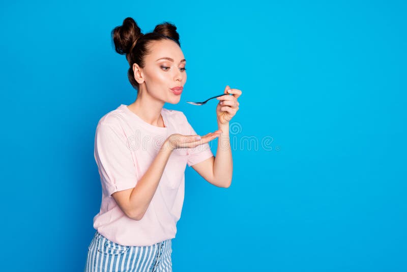 Cara Soprando Numa Colher Para Provar Comida Cozida Foto de Stock - Imagem  de alimento, cozinheiro: 270887440