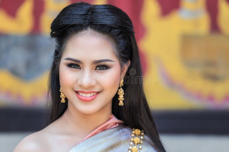 Foto de uma linda mulher tailandesa usando roupas tradicionais tailandesas