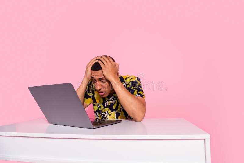 Foto de un trabajador desesperado sentado mesa de trabajo netbook aislado color pastel fondo fotos de archivo