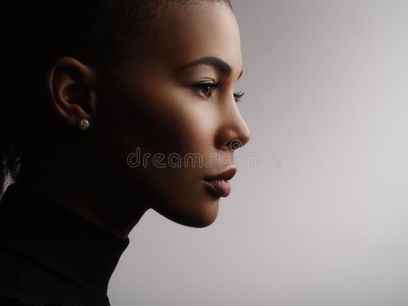Foto de una cara modelo femenina afroamericana, perfil del estudio foto de archivo Foto de una cara modelo femenina afroamericana, perfil del estudio foto de archivo