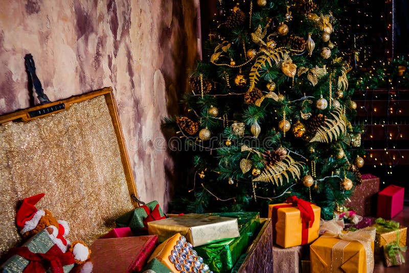 Foto dei contenitori di regalo di lusso sotto l'albero di Natale, decorazioni della casa del nuovo anno, spostamento dorato dei p fotografia stock Foto dei contenitori di regalo di lusso sotto l'albero di Natale, decorazioni della casa del nuovo anno, spostamento dorato dei p fotografia stock