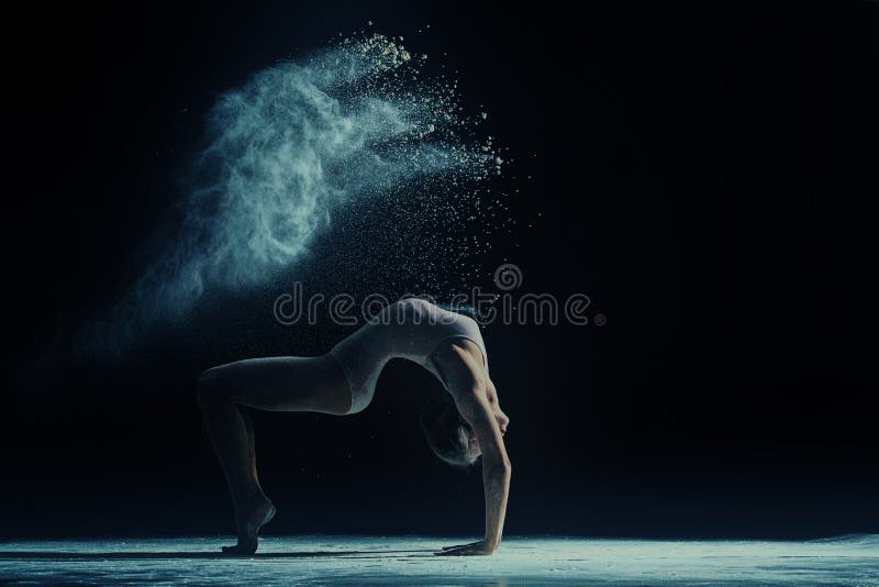 Foto del concepto Bailarín de sexo femenino en la nube del polvo fotografía de archivo libre de regalías Foto del concepto Bailarín de sexo femenino en la nube del polvo fotografía de archivo libre de regalías