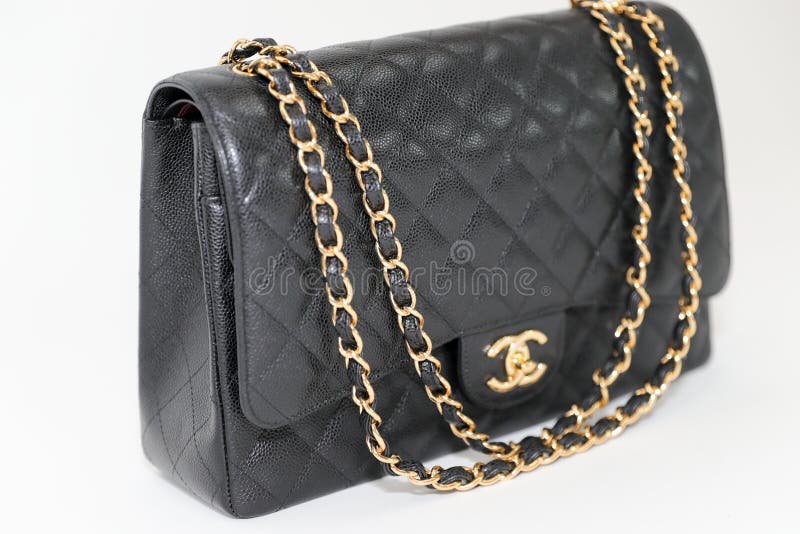Foto del editorial negro de la marca del bolso de Chanel en el fondo blanco