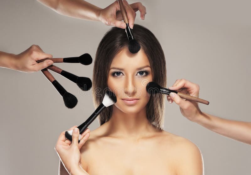 Foto del estudio del proceso del maquillaje en una mujer joven fotografía de archivo Foto del estudio del proceso del maquillaje en una mujer joven fotografía de archivo