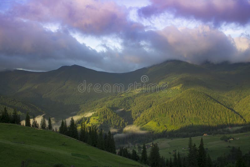 Foto del paisaje de la montaña en el verano debajo del cielo nublado hermoso Ucrania, Cárpatos, pueblo de Dzembronia fotos de archivo Foto del paisaje de la montaña en el verano debajo del cielo nublado hermoso Ucrania, Cárpatos, pueblo de Dzembronia fotos de archivo