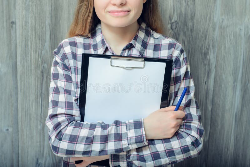 Foto del primer de la mujer aislada en holdin de madera gris del fondo fotos de archivo Foto del primer de la mujer aislada en holdin de madera gris del fondo fotos de archivo