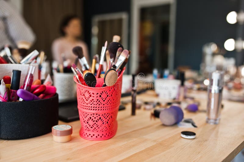 Foto del primo piano delle spazzole di trucco nel salone di bellezza immagine stock libera da diritti Foto del primo piano delle spazzole di trucco nel salone di bellezza immagine stock libera da diritti