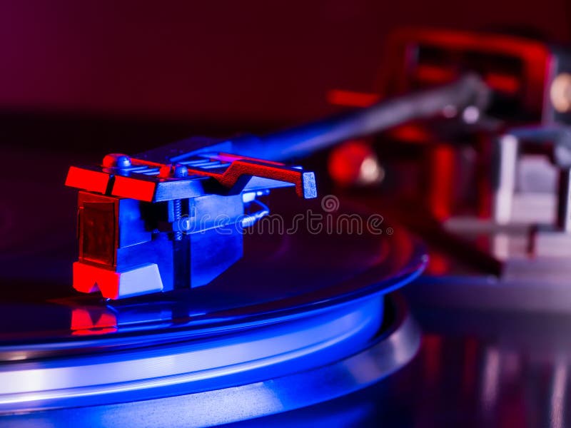 Foto del vintage del gramófono viejo, jugando una música Luz de neón Cinemagraph, jugador de registro retro del vinilo De registr fotografía de archivo libre de regalías Foto del vintage del gramófono viejo, jugando una música Luz de neón Cinemagraph, jugador de registro retro del vinilo De registr fotografía de archivo libre de regalías