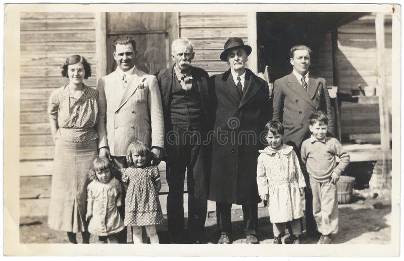 Foto del vintage: Los años 30 de los niños de las mujeres de los hombres de la reunión de familia fotografía de archivo Foto del vintage: Los años 30 de los niños de las mujeres de los hombres de la reunión de familia fotografía de archivo