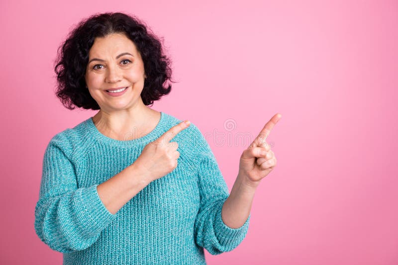 Foto dell'anziana promotrice mostra la promozione dello spazio vuoto con lo sfondo di colore pastel isolato immagine stock libera da diritti