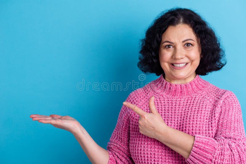 Foto dell'anziana simpatica signora in avanti diretto opzione spazio vuoto indossare pullover colore blu di sfondo isolato fotografia stock