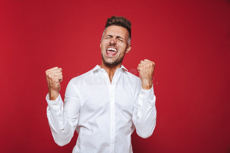 Foto dell'uomo ottimista nell'usura convenzionale che grida e che serra fi fotografia stock Foto dell'uomo ottimista nell'usura convenzionale che grida e che serra fi fotografia stock
