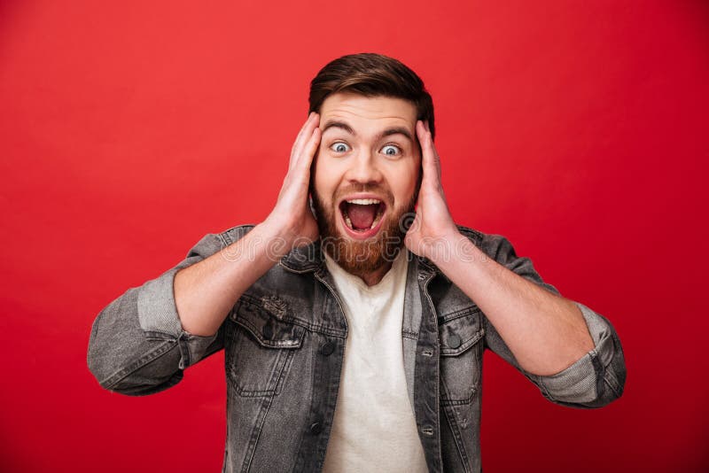 Foto della barba d'uso emozionale del tipo 30s in screami del rivestimento dei jeans fotografie stock Foto della barba d'uso emozionale del tipo 30s in screami del rivestimento dei jeans fotografie stock